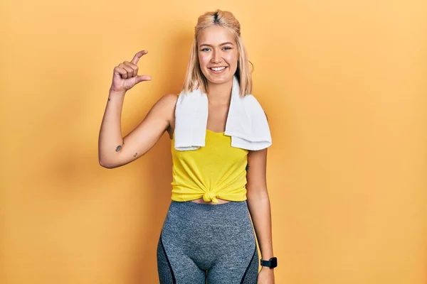 Beautiful Blonde Sports Woman Wearing Workout Outfit Smiling Confident Gesturing — Stockfoto