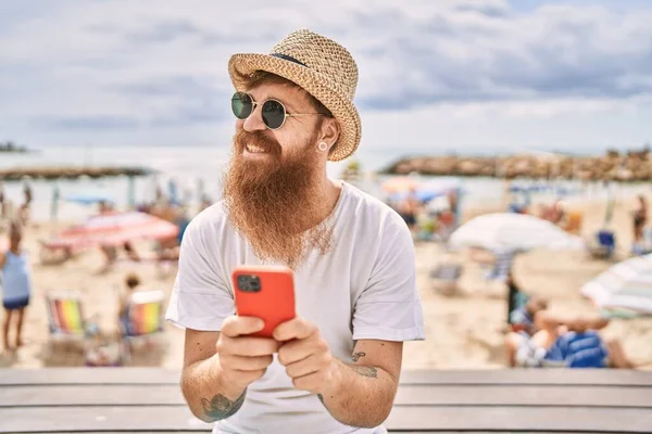 Genç Kızıl Saçlı Turist Akıllı Telefon Kullanıyor Sahildeki Bankta Oturuyor — Stok fotoğraf