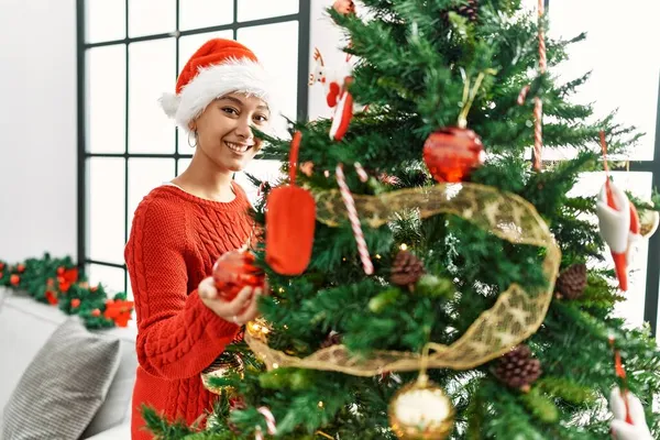 Νεαρή Ισπανίδα Γυναίκα Χαμογελά Αυτοπεποίθηση Διακοσμώντας Χριστουγεννιάτικο Δέντρο Στο Σπίτι — Φωτογραφία Αρχείου