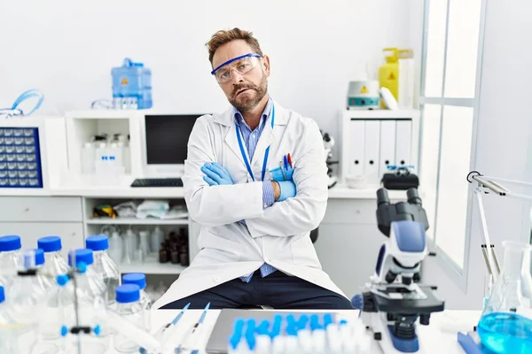 Hombre Mediana Edad Trabajando Laboratorio Científico Escéptico Nervioso Desaprobando Expresión — Foto de Stock