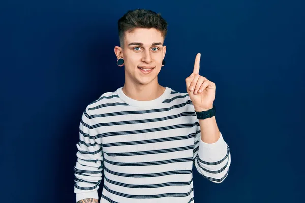 Giovane Ragazzo Caucasico Con Orecchie Dilatazione Indossa Casual Camicia Righe — Foto Stock