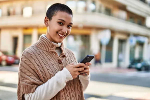 Νεαρή Ισπανόφωνη Γυναίκα Κοντά Μαλλιά Χαμογελώντας Χαρούμενη Χρησιμοποιώντας Smartphone — Φωτογραφία Αρχείου