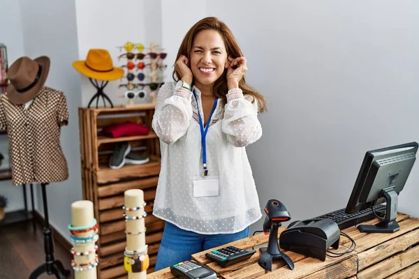 Medelålders Latinamerikanska Kvinna Arbetar Som Chef Butik Täcker Öron Med — Stockfoto