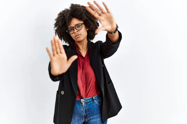 Αφρο Αμερικανίδα Γυναίκα Αφρο Μαλλιά Φορώντας Επαγγελματικό Σακάκι Και Γυαλιά — Φωτογραφία Αρχείου