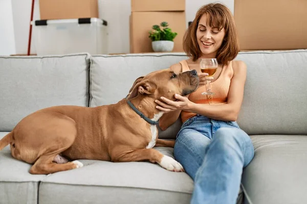 Jonge Kaukasische Vrouw Drinken Wijn Zitten Bank Met Hond Thuis — Stockfoto