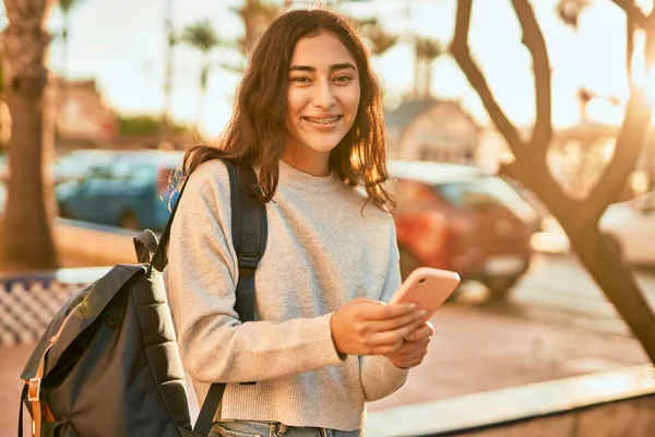 Молода Студентка Близького Сходу Посміхається Щаслива Використовуючи Смартфон Місті — стокове фото