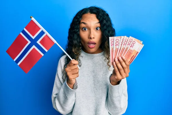 Young Latin Woman Holding Norway Flag Norwegian Krone Banknotes Clueless — 图库照片