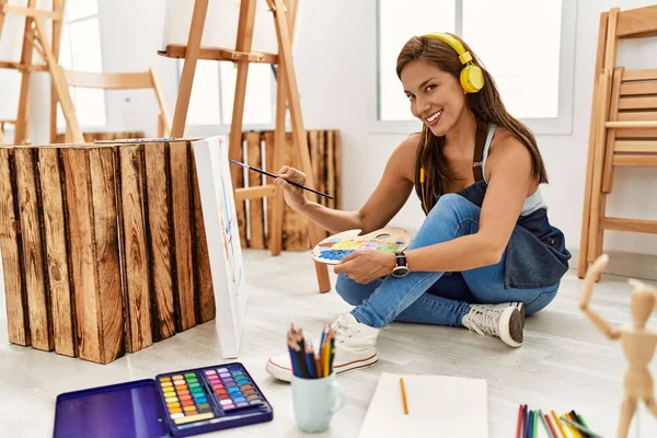 Giovane Artista Ispanica Donna Sorridente Disegno Felice Studio Arte — Foto Stock