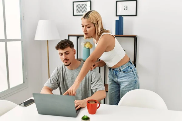 Young Caucasian Couple Using Laptop Drinking Coffee Sitting Table Home — Stock Photo, Image