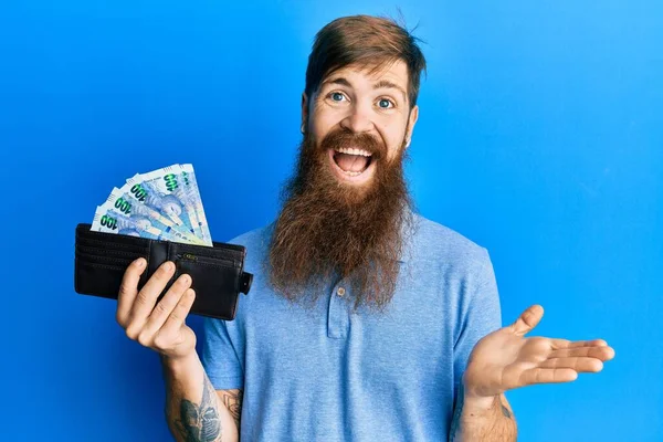 Redhead Man Long Beard Holding Wallet South African Rand Banknotes — Stock Photo, Image