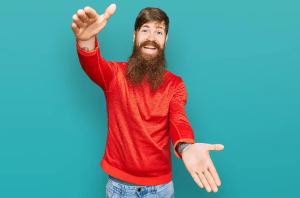 Kızıl Saçlı Uzun Sakallı Sıradan Kıyafetler Giyen Kameraya Bakıp Sarılmak — Stok fotoğraf
