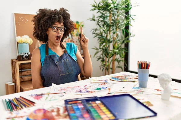 Belle Femme Afro Américaine Avec Une Peinture Afro Capillaire Studio — Photo