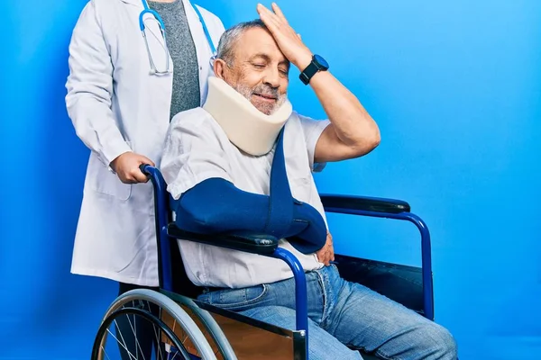 Schöner Älterer Mann Mit Bart Sitzt Rollstuhl Mit Nackenkragen Lächelt — Stockfoto