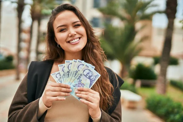 Wanita Hispanik Muda Tersenyum Bahagia Memegang Uang Kertas Romania Leu — Stok Foto