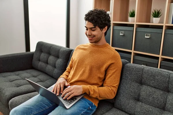 Jovem Hispânico Usando Laptop Sentado Sofá Casa — Fotografia de Stock