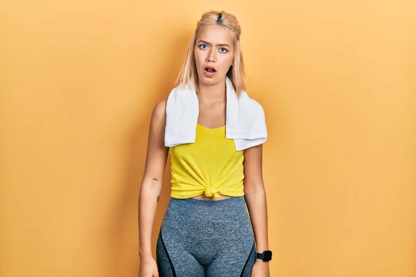 Beautiful Blonde Sports Woman Wearing Workout Outfit Shock Face Looking — Stockfoto