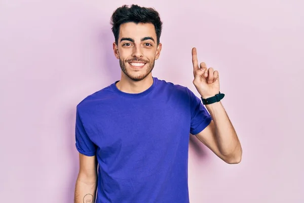Joven Hombre Hispano Con Camiseta Casual Mostrando Señalando Con Dedo — Foto de Stock