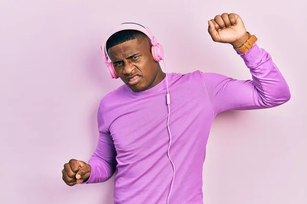 Joven Hombre Negro Bailando Escuchando Música Usando Auriculares Sin Pistas — Foto de Stock