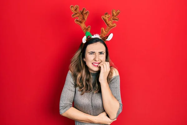 Jeune Fille Hispanique Portant Chapeau Noël Cerf Regardant Stressé Nerveux — Photo