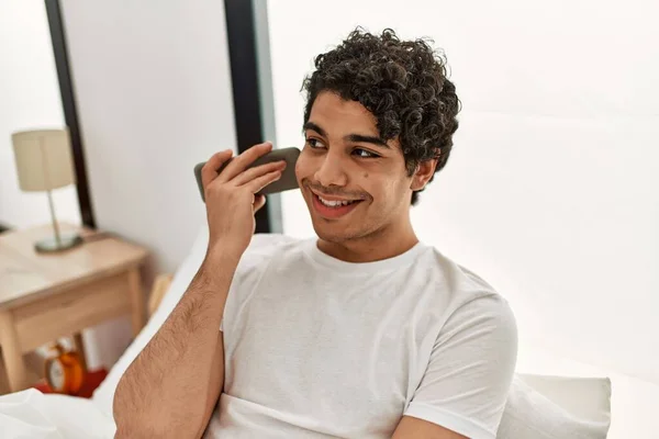 Jovem Hispânico Falando Smartphone Sentado Cama Quarto — Fotografia de Stock