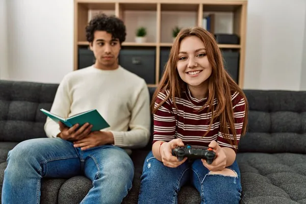 Mulher Jogando Videogame Enquanto Namorado Infeliz Ler Livro Casa — Fotografia de Stock