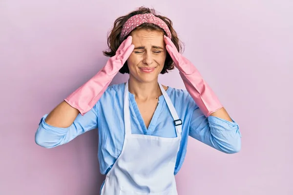 Young Brunette Woman Wearing Cleaner Apron Gloves Suffering Headache Desperate — Stock Photo, Image