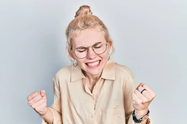 Sarı Saçlı Sıradan Görünüşlü Gözlüklü Güzel Beyaz Bir Kadın Çok — Stok fotoğraf