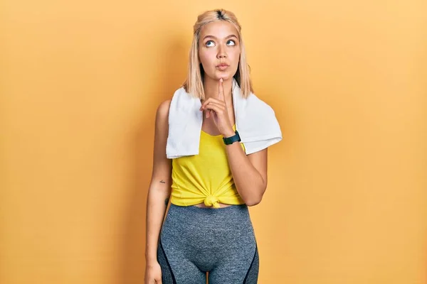 Beautiful Blonde Sports Woman Wearing Workout Outfit Thinking Concentrated Doubt — Stockfoto