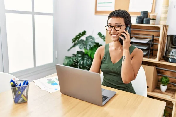 Mujer Hispana Joven Sonriendo Confiada Hablando Teléfono Inteligente Trabajando Oficina —  Fotos de Stock