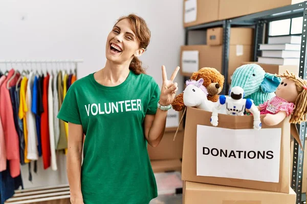 Mooie Blanke Vrouw Draagt Vrijwilliger Shirt Bij Donaties Staan Glimlachend — Stockfoto