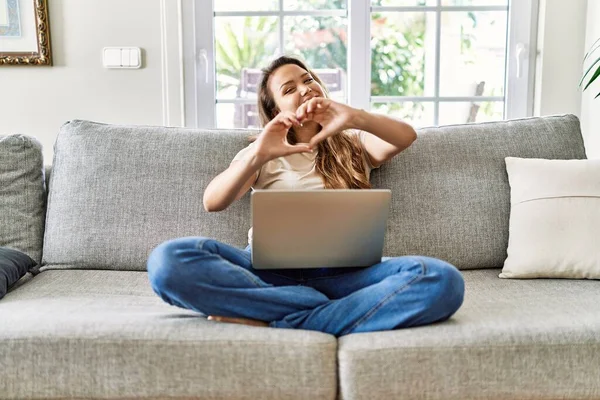 Beautiful Young Brunette Woman Sitting Sofa Using Computer Laptop Home — Stockfoto