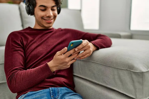 Νεαρός Ισπανός Που Ακούει Μουσική Κάθεται Στο Πάτωμα Στο Σπίτι — Φωτογραφία Αρχείου