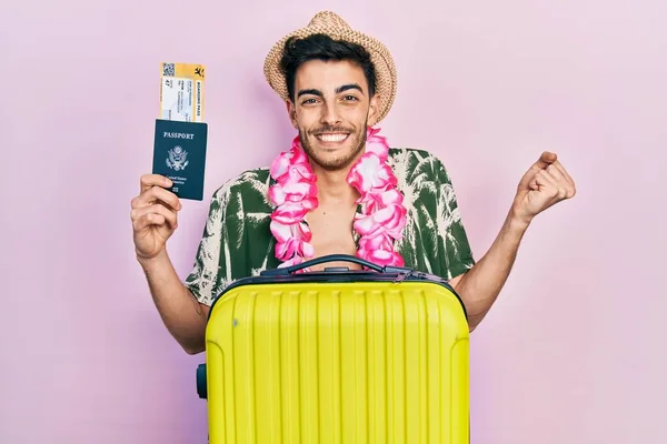 여름옷을 여권을 비행기 자랑스럽게 소리를 지르며 승리와 성공을 축하하는 스페인 — 스톡 사진