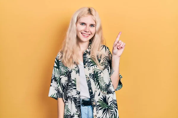 Vacker Kaukasiska Kvinna Med Blont Hår Bär Tropisk Skjorta Visar — Stockfoto