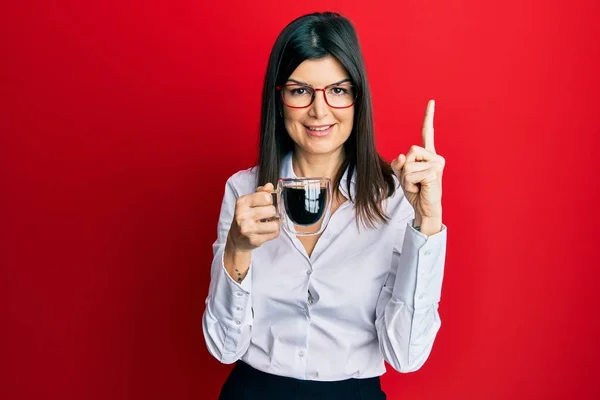 Jovem Hispânica Vestindo Estilo Negócios Bebendo Xícara Café Sorrindo Com — Fotografia de Stock