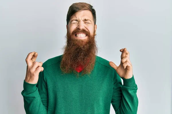 Roodharige Man Met Lange Baard Casual Kleren Gebaren Vinger Gekruist — Stockfoto