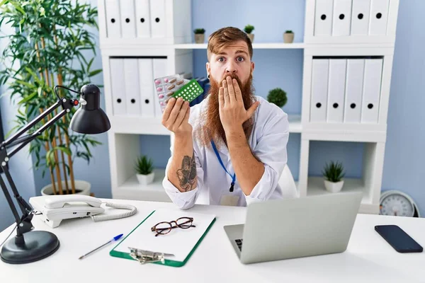 Hombre Pelirrojo Con Barba Larga Vistiendo Uniforme Médico Sosteniendo Píldoras — Foto de Stock