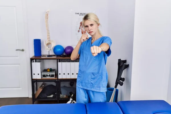 Jovem Fisioterapeuta Mulher Que Trabalha Clínica Recuperação Dor Punho Punho — Fotografia de Stock