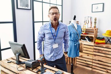 Orta yaşlı bir adam butikte yönetici olarak çalışıyor kızgın ve öfkeli çığlıklar atıyor öfkeyle bağırıyor. öfke ve agresif konsept. 