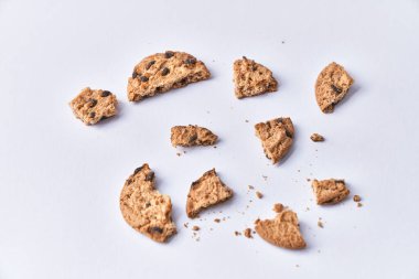  Beyaz arka planda izole edilmiş lezzetli çikolatalı kurabiyeler.