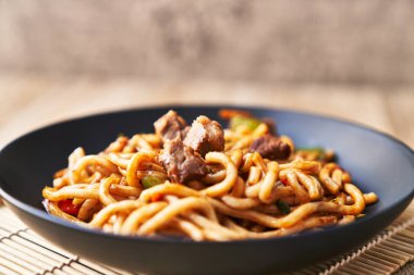  Ahşap yüzeyde bir tabak erişte.