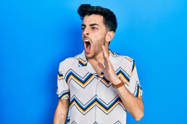 Latin asıllı genç adam günlük kıyafetler giyip el ele tutuşarak bağırıyor ve çığlık atıyordu. iletişim konsepti. 