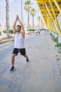 İspanyol adam güneşli bir günde dışarıda çalışıyor.