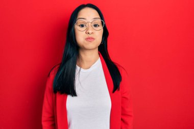 Güzel İspanyol bir kadın, burun piercingli, sıradan görünüşlü ve gözlüklü komik yüzlü. Havayla şişmiş ağız, çılgın bir ifade.. 