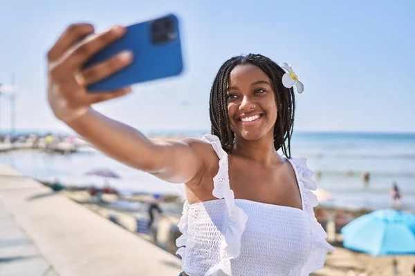 Ung Afrikansk Amerikansk Flicka Ler Gärna Göra Selfie Vid Smartphone — Stockfoto