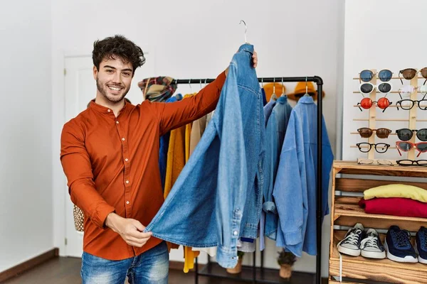 Joven Cliente Hispano Sonriendo Feliz Sosteniendo Percha Con Camisa Tienda — Foto de Stock
