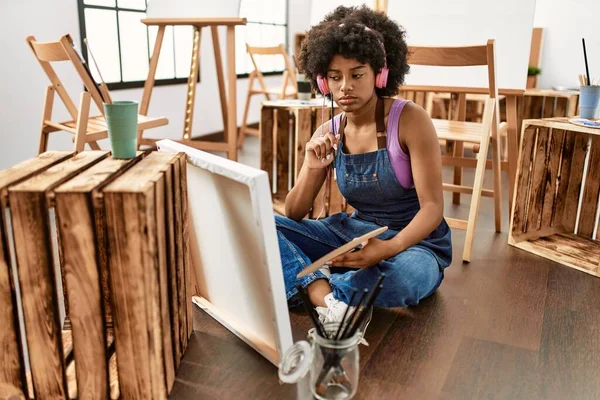 Jeune Femme Afro Américaine Écoute Dessins Musicaux Studio Art — Photo