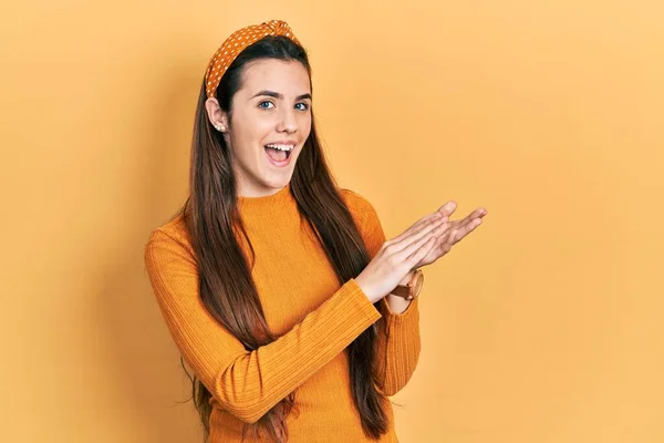Young Brunette Teenager Wearing Casual Yellow Sweater Clapping Applauding Happy — 图库照片