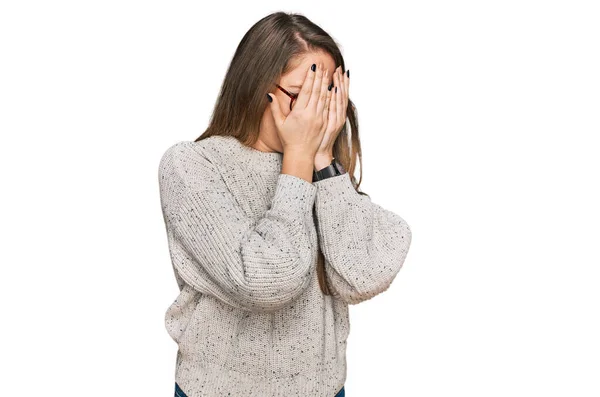 泣きながら手で顔を覆う悲しい表情のカジュアルなセーターとメガネを身に着けている若いブロンドの女性 うつ病の概念 — ストック写真