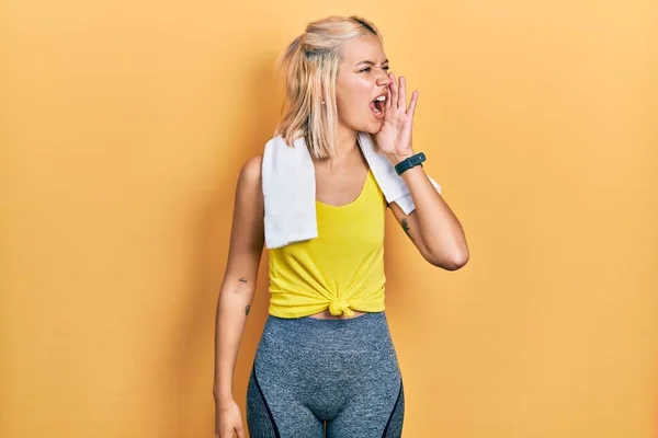 Beautiful Blonde Sports Woman Wearing Workout Outfit Shouting Screaming Loud — Foto Stock
